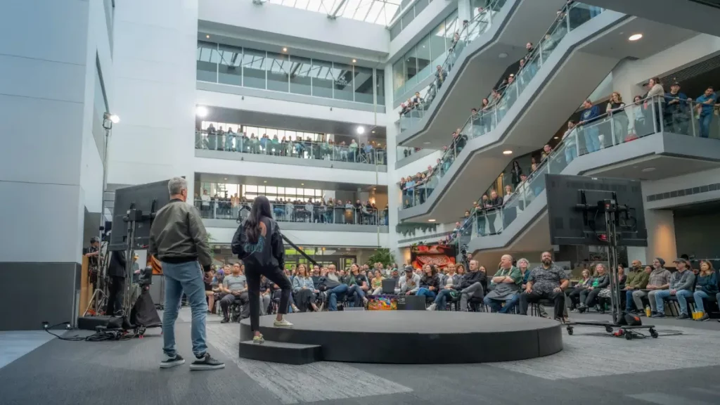 Fotografía de Asha Sharma y Matt Booty frente a los empleados de Xbox