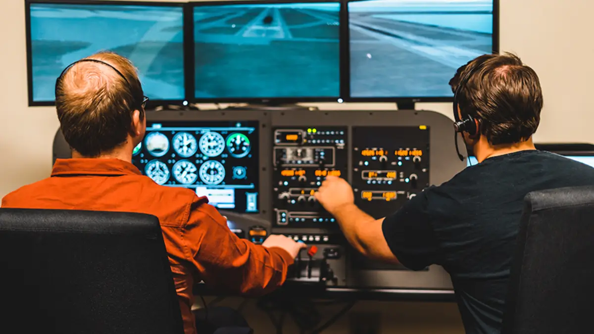 Dos controladores de tráfico aéreo trabajando.