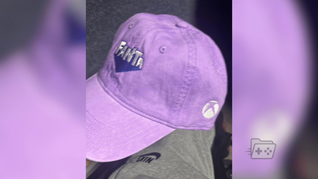 Foto de una gorra morada con branding de Fanta y Xbox en Perú, una de las recompensas físicas de su nueva colaboración.