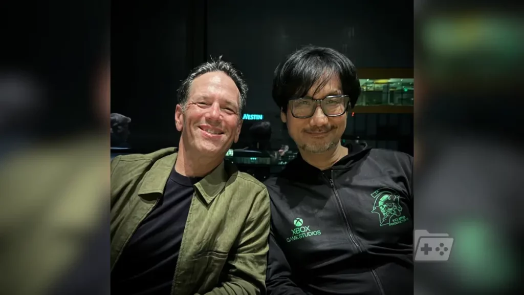 Fotografí de Hideo Kojima junto a Phil Spencer en las oficinas de Xbox