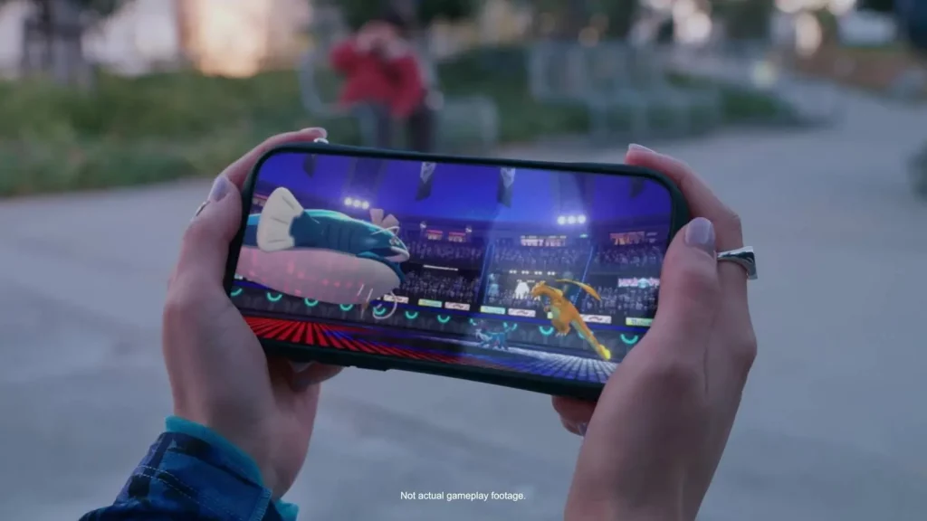 Captura del primer tráiler de Pokémon Champions que muestra a una persona jugando en un smartphone.