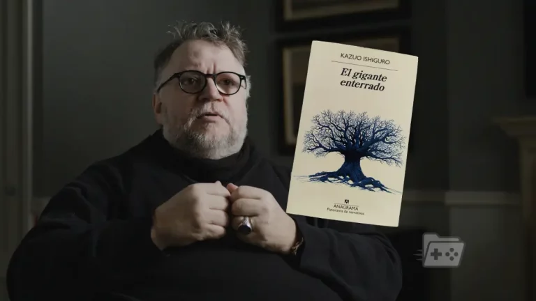 Guillermo de toro con libro El gigante enterrado