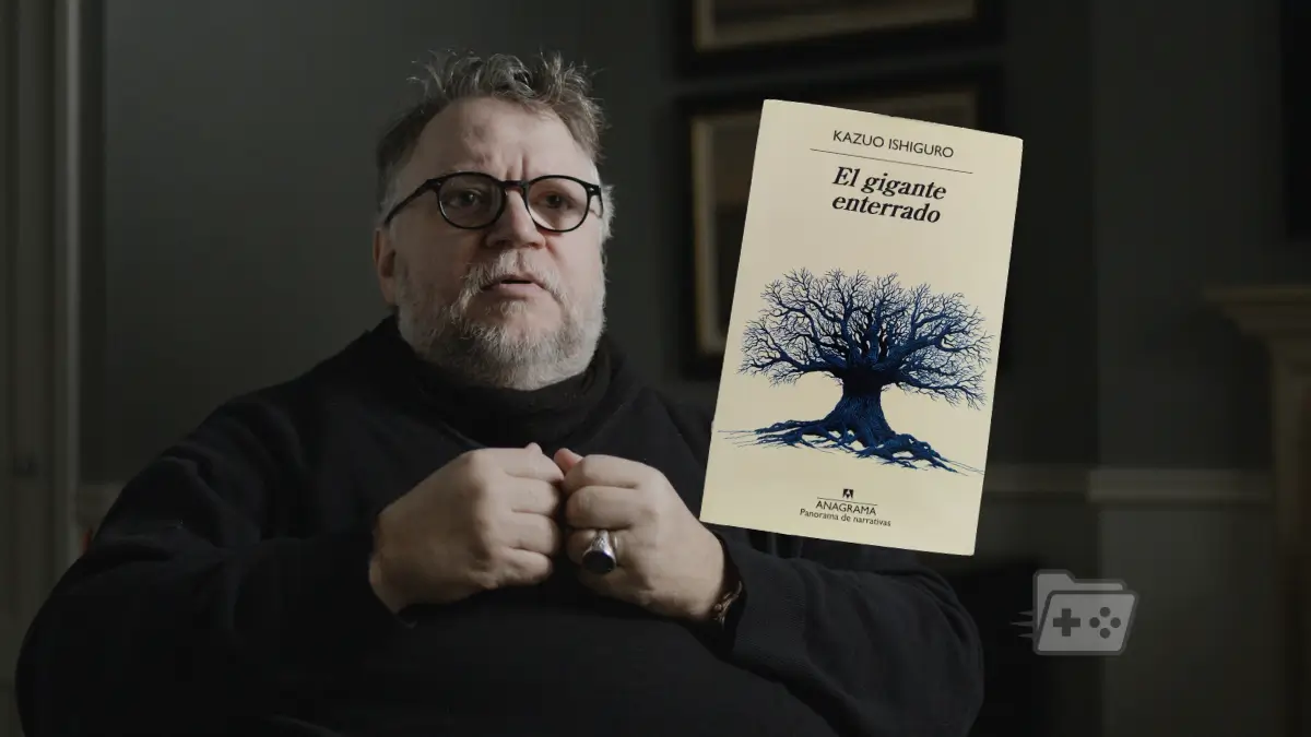 Guillermo de toro con libro El gigante enterrado