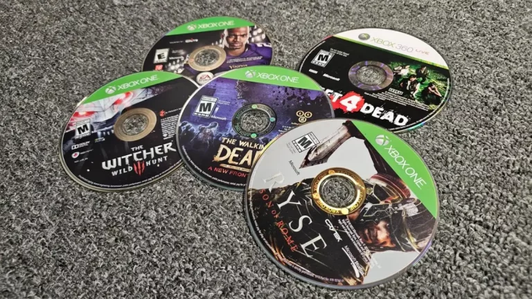 Discos de juegos para Xbox sobre una alfombra