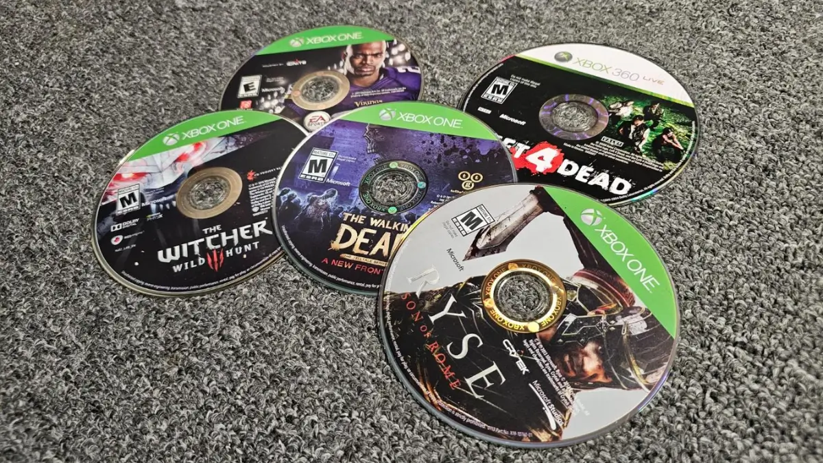 Discos de juegos para Xbox sobre una alfombra