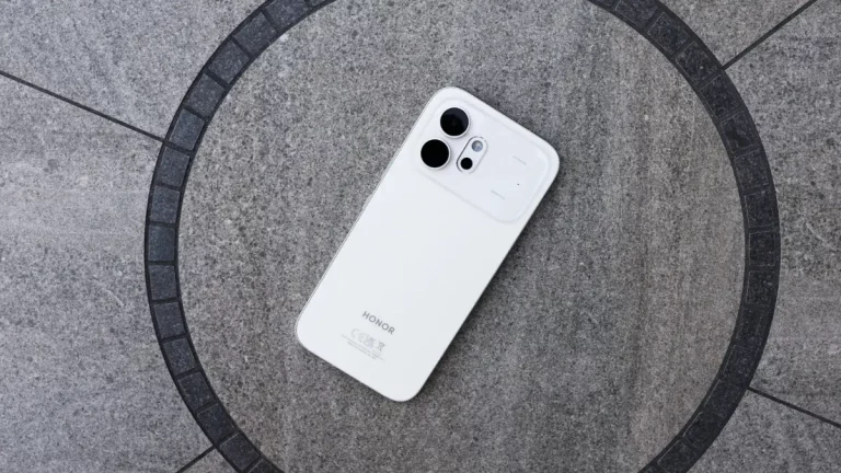 Vista trasera del Honor 600 en color blanco dorado mostrando su módulo de cámaras de isla rectangular, análisis y características del nuevo gama media-alta de Honor.