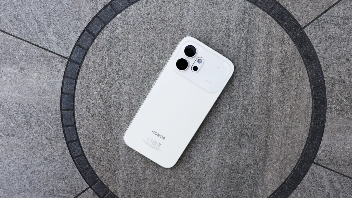 Vista trasera del Honor 600 en color blanco dorado mostrando su módulo de cámaras de isla rectangular, análisis y características del nuevo gama media-alta de Honor.