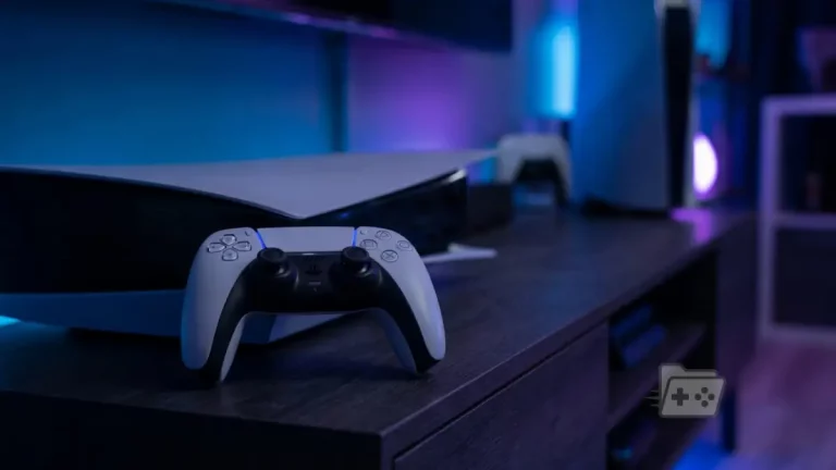 Fotografía de una PlayStation 5 y un mando DualSense