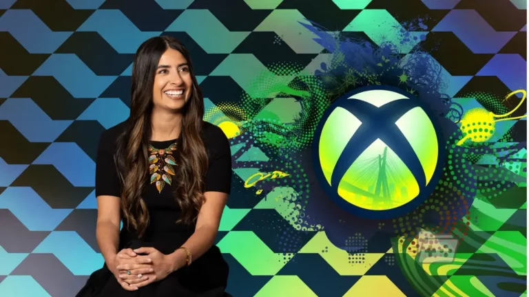 Asha Sharma sonriendo junto al logo de Xbox