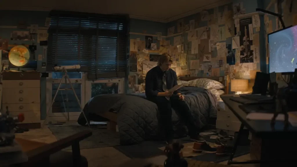 Adam en su cuarto en la Tierra, recordando a Edenia