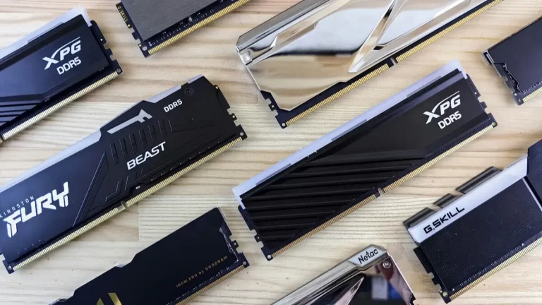 Memoria ram sobre una mesa