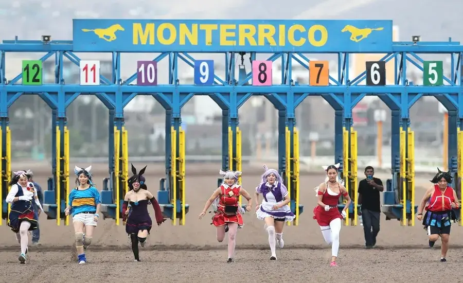 fotografía de la carrera de cosplayers de umamusume en peru febrero 2026