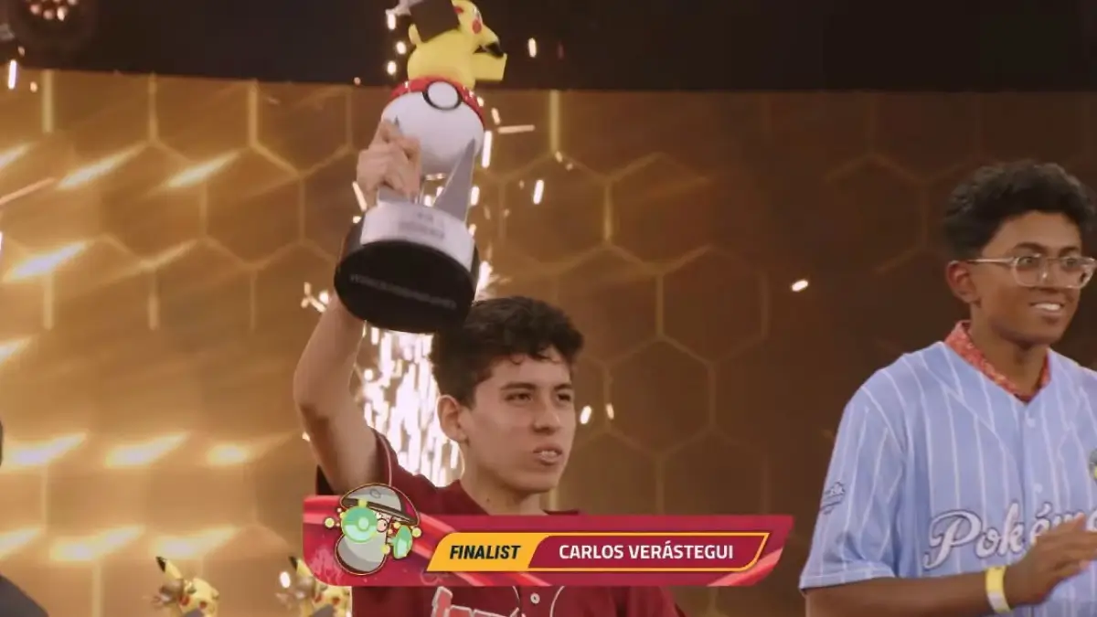 Carlos Verástegui levantando el trofeo de sub campeón en Pokemon VGC durante el Pokémon World Championship 2026